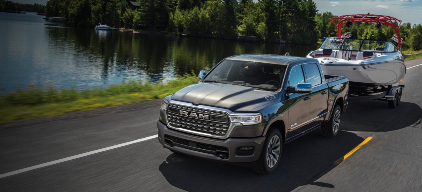 RAM 1500 remolcando una lancha en carretera
